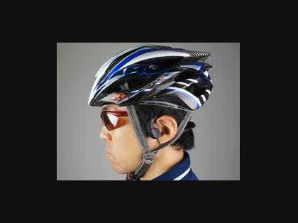 自転車でヘッドホンをずらして ...